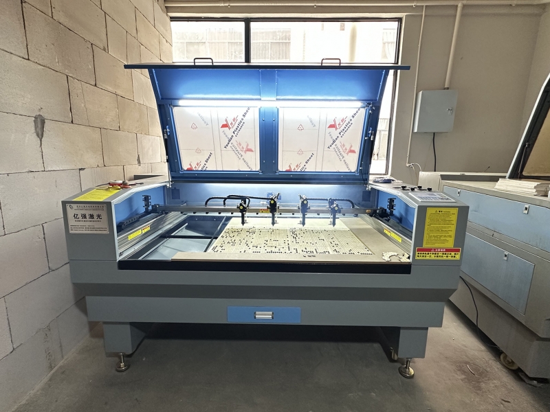 玩具配件厂的效率答案：四头激光切割机